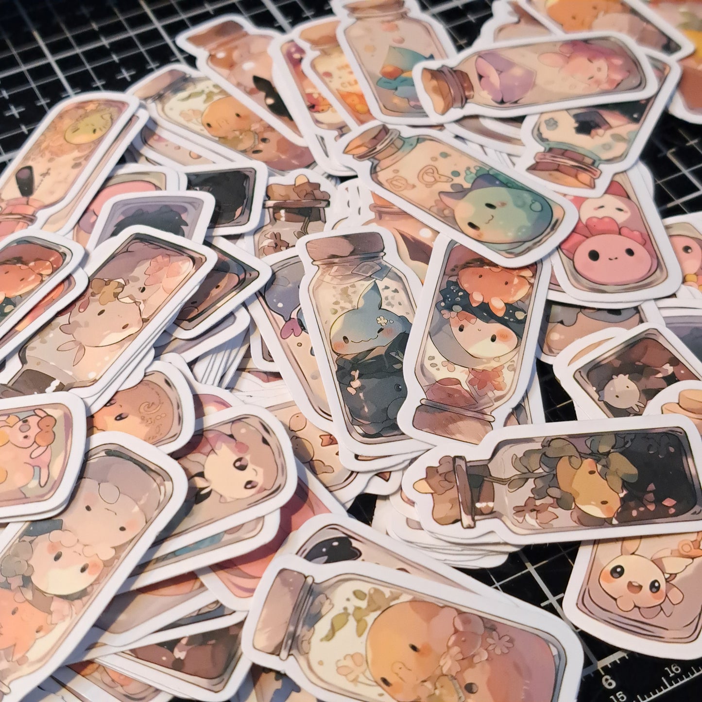 Fantasie diertjes in een flesje 10 stickers random gekozen