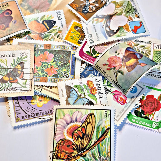 帶有花朵和蝴蝶郵票的舊郵票袋